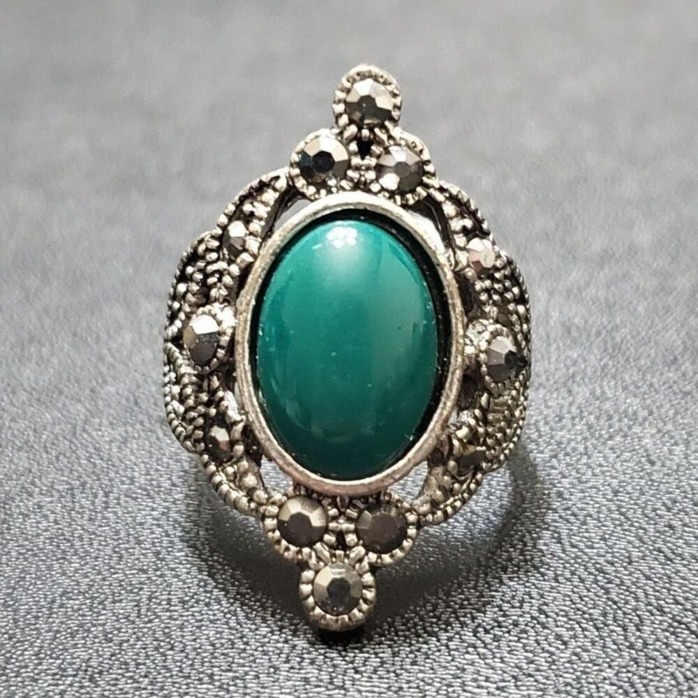 Silver tone with green statement ring Size 9